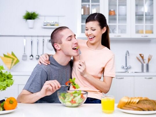 Fata își hrănește soțul cu produse pentru a crește potența