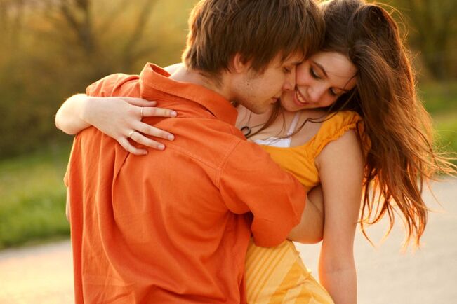 Tipul îmbrățișează o fată și prezintă semne fiziologice de excitare